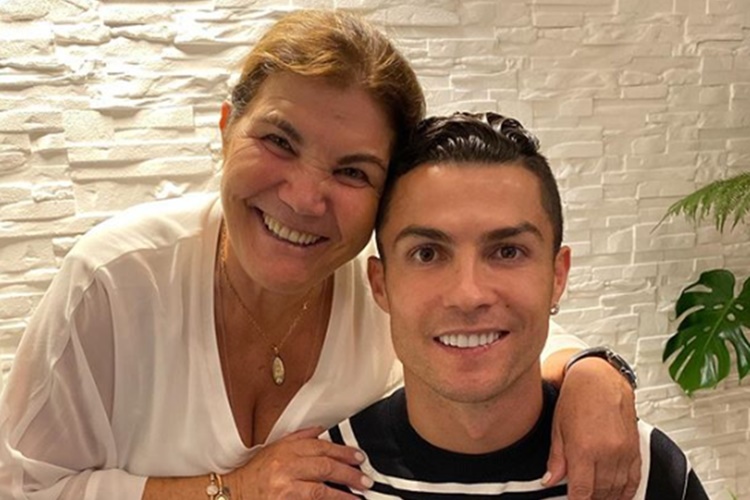 Cristiano Ronaldo com a mãe/Instagram