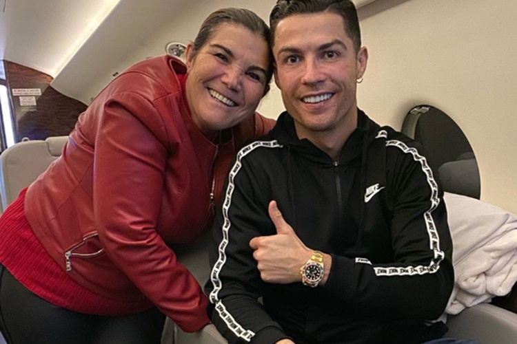Cristiano Ronaldo com a mãe/Instagram